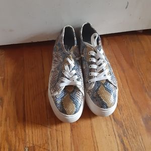 Platform tennis shoes